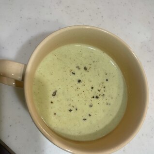 ブロッコリーの茎とアーモンドの豆乳ポタージュスープ